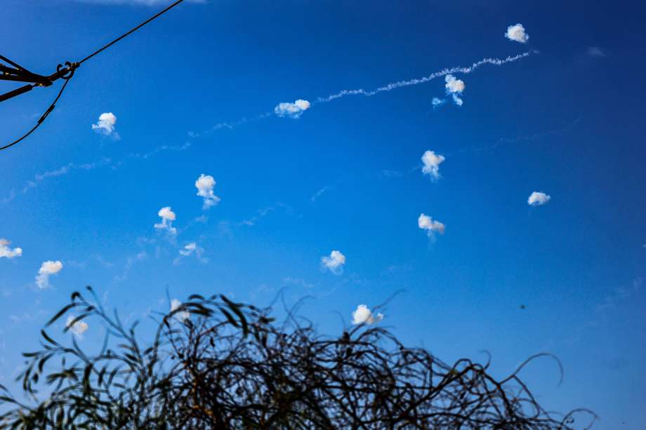 En Israel la población confía en la protección de la llamada "Cúpula de hierro", sistema de defensa antiaéreo capaz de bloquear ataques de drones y misiles desde Gaza o desde Irán, como el fin de semana pasado. Esta imagen es de cohetes lanzados desde la Franja de Gaza en el momento en que son interceptados en Sderot, sur de Israel, el 30 de octubre de 2023.