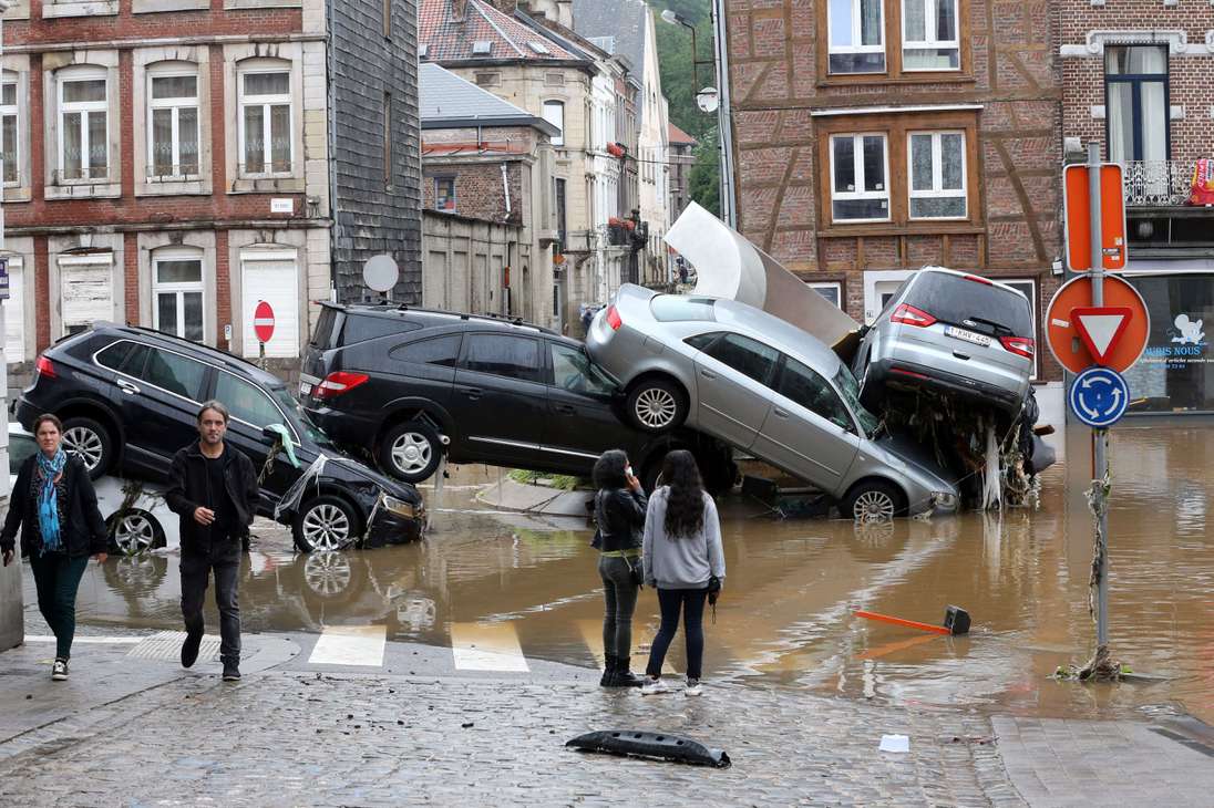 Más de 120 personas han muerto en las últimas horas en Europa, la mayoría de ellas en Alemania, debido al fortísimo temporal que ha provocado inundaciones y derrumbes, y el saldo podría aumentar ya que los servicios de rescate continúan buscando a decenas de desaparecidos. Foto: inundaciones en Verviers (Bélgica)
