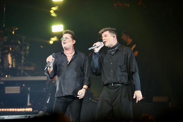 En su primer concierto en Bogotá, Ricky Martin recibió a su colega el colombiano Carlos Vives y juntos cantaron ‘Canción Bonita’. Foto: Leonardo Sánchez, Revista VEA