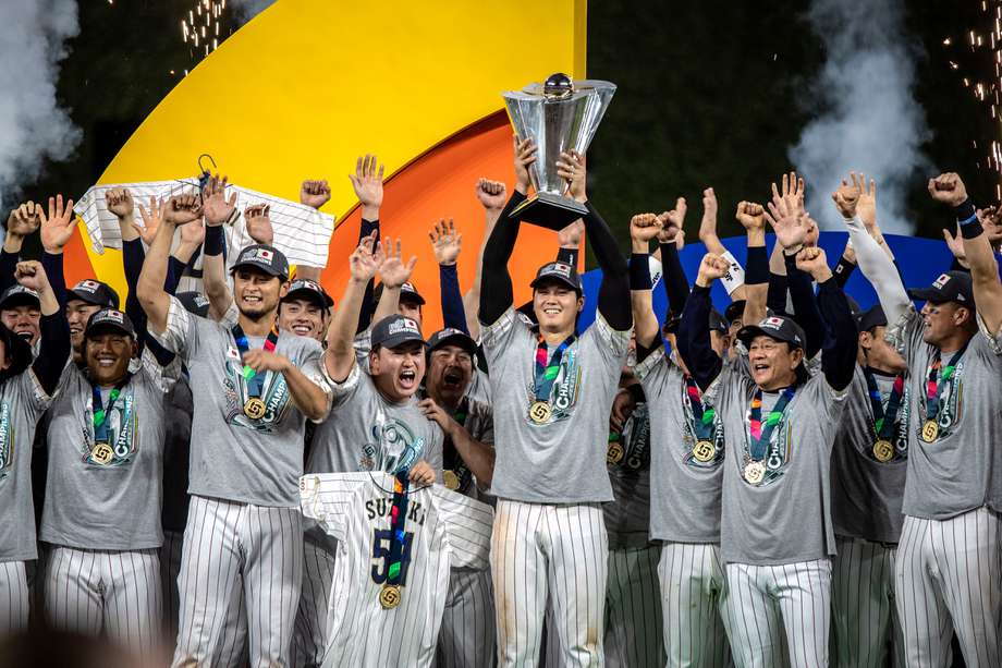 Jugadores de Japón celebran tras ganar el partido final del Campeonato Mundial de Béisbol 2023 entre EE.UU. y su selección.