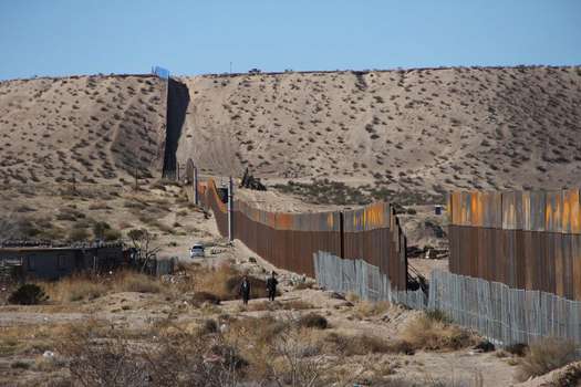 Esta es la actual valla fronteriza que se levanta en Ciudad Juárez, México. Trump planea hacerla más sólida. / AFP
