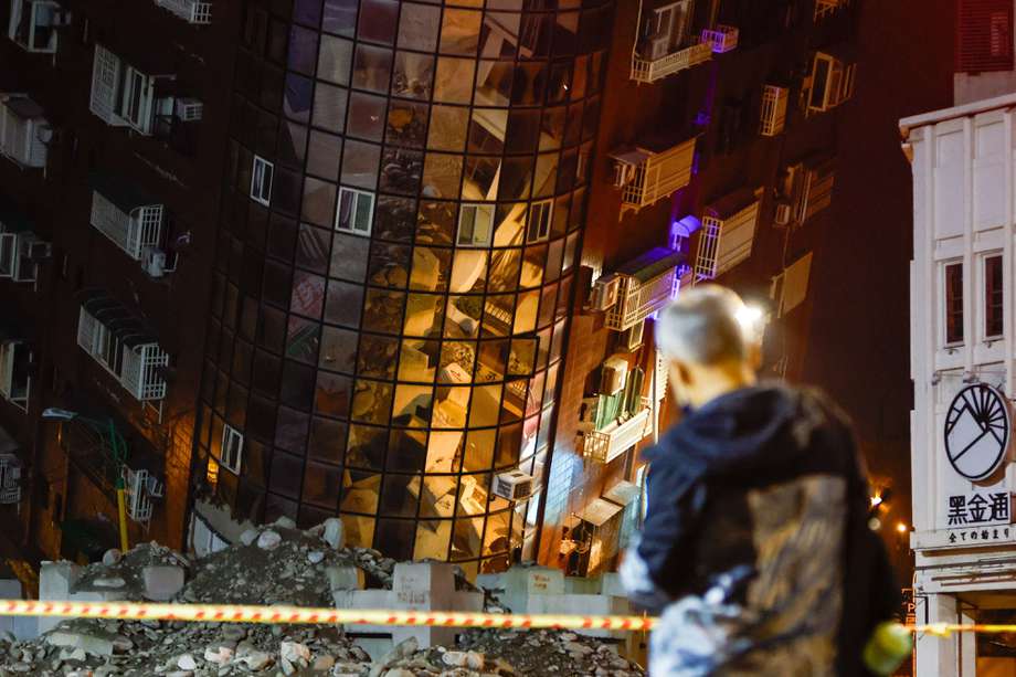 Un hombre observa este jueves un edificio residencial que ha colapsado parcialmente tras el terremoto de magnitud 7,4.