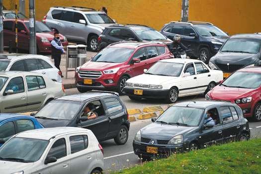  Solo el 48 % de los vehículos matriculados en Colombia, unos 7,5 millones, cuentan con SOAT.  /Gustavo Torrijos