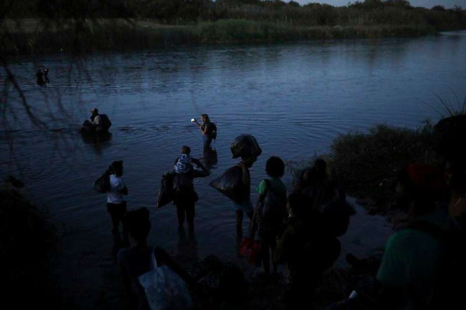 (Imagen de referencia) Migrantes cruzando el río Grande, hacia Texas, Estados Unidos. 