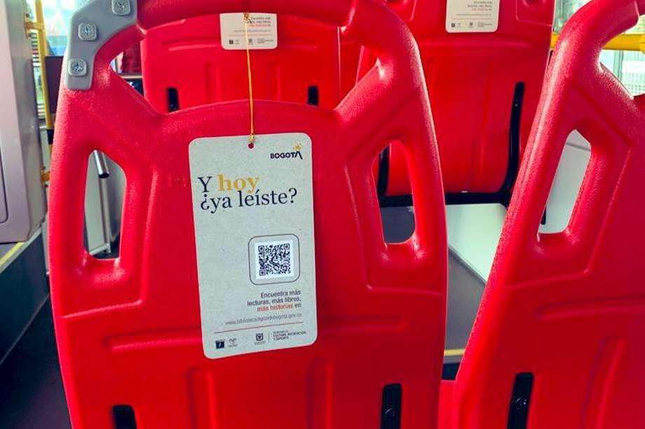 Los 120 buses eléctricos que entrarán en operación desde hoy, tendrán en sus
sillas unas etiquetas con los códigos QR para acceder a los contenidos de la Biblioteca Digital de Bogotá.