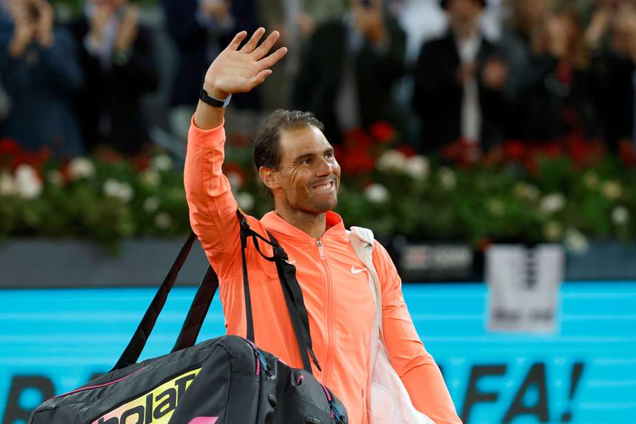 El tenista Rafa Nadal saluda al público tras su partido frente al checo Jiri Lehecka, correspondiente a los octavos de final del Muta Madrid Open, hoy martes en las instalaciones de la Caja Mágica, en Madrid. 