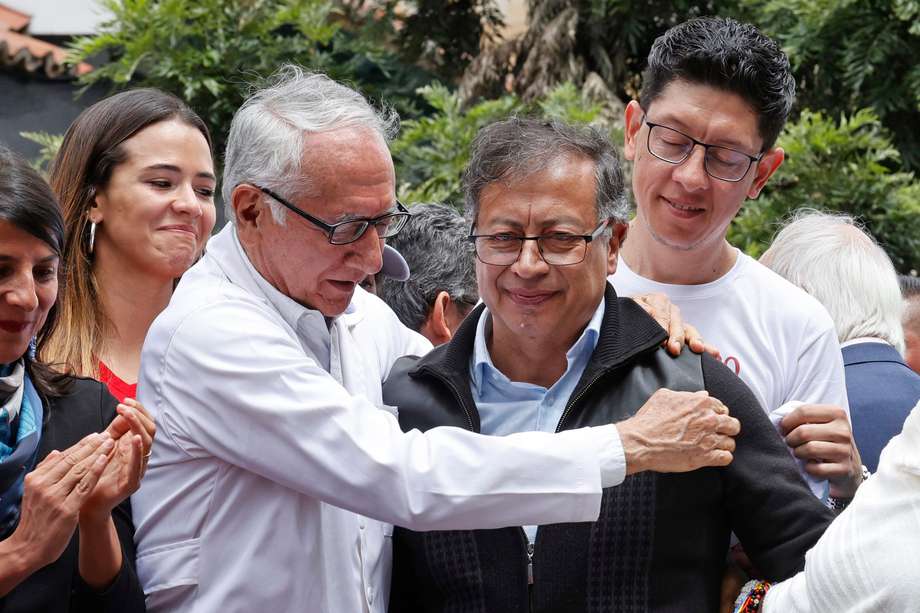 El presidente de Colombia, Gustavo Petro recibe un abrazo de su ministro de Salud, Guillermo Alfonso Jaramillo, durante una jornada en la que cientos de ciudadanos se manifiestan en apoyo a las reformas.