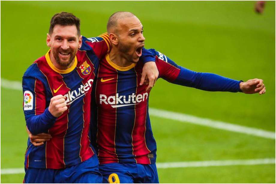 Lionel Messi y Martin Braithwaite celebran el gol del argentino en la victoria 2-0 del Barcelona sobre el Sevilla, por LaLiga de España.