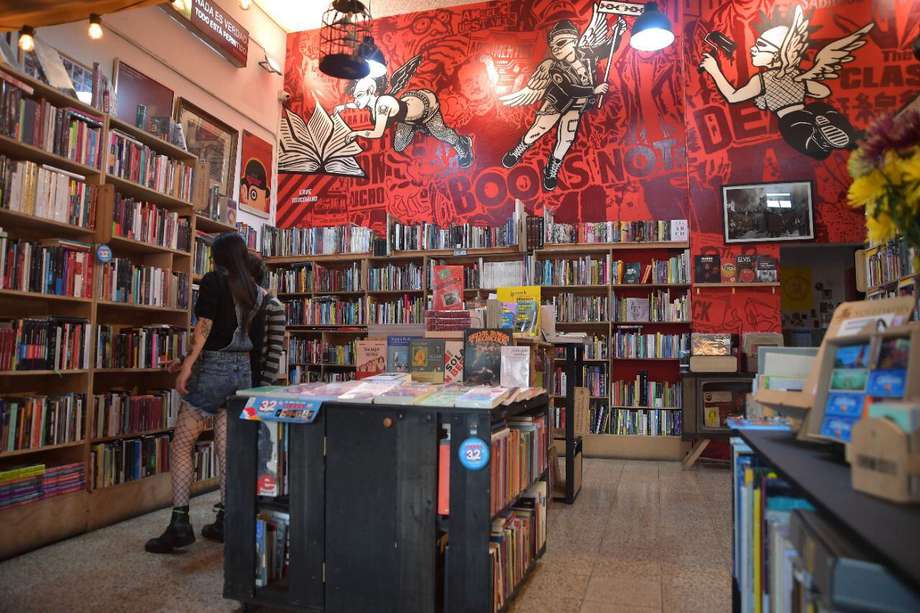 La Valija de Fuego cumple trece años en agosto. Para conmemorar esta fecha tienen programada, entre otras cosas, una campaña de afiliación a la librería, por medio del “carné de saboteadores culturales de La Valija de Fuego”.
