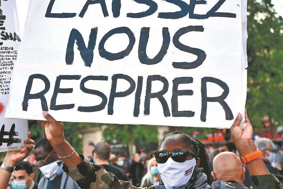 Un manifestante carga un cartel que dice “déjennos respirar” durante una protesta en París. / AFP