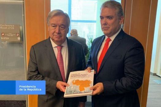 El presidente Iván Duque le entregó a Antonio Guterres, secretario de las Naciones Unidas, este jueves las pruebas contra Venezuela.

 / Twitter