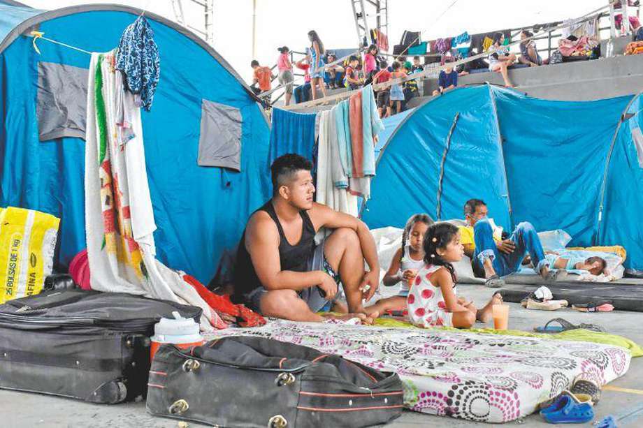 Mientras las acusaciones van y vienen por parte de los gobiernos de Colombia y Venezuela, achacándose responsabilidades, ya son cerca de 4.000 personas que llegaron a Arauquita (Arauca) huyendo de un conflicto ajeno a ellas. / AFP / Daniel MARTINEZ
