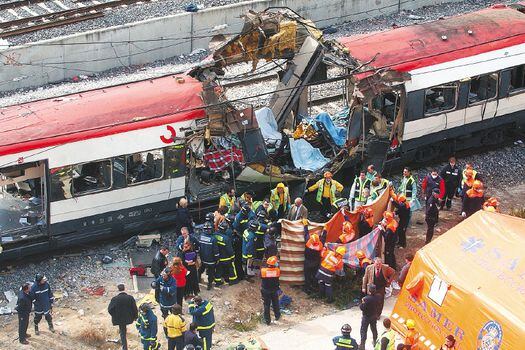 Fueron cuatro los trenes que explotaron durante los atentados de Madrid del 11 de marzo de 2004. En las labores de rescate participaron bomberos y cuerpos de atención sanitaria de urgencias y emergencias, conocidos como SAMUR.