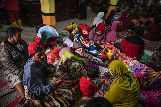 Refugiadas en una mezquita, varias madres esperan sentadas en el suelo, junto a sus hijos, dormidos.