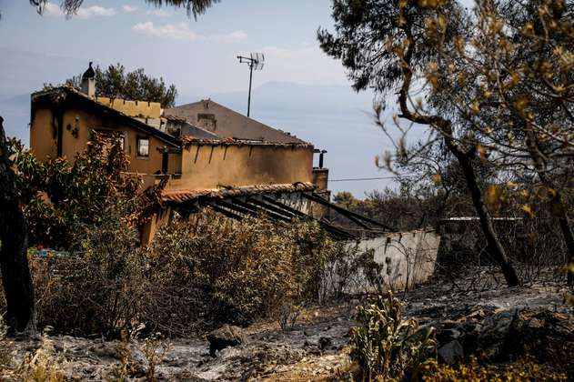 Grecia sigue luchando contra el enorme incendio forestal
