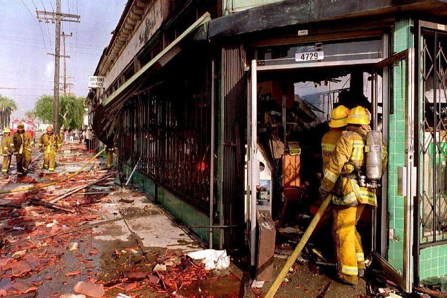 En esta foto del 30 de abril de 1992, los bomberos ingresan a una tienda en Los Ángeles que había sido saqueada e incendiada durante los disturbios.