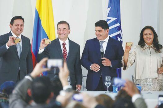 Virgüez, Baena y Díaz, senadores del Mira, junto al secretario del Senado, Gregorio Eljach, mostrando sus credenciales como congresistas. / Partido Mira