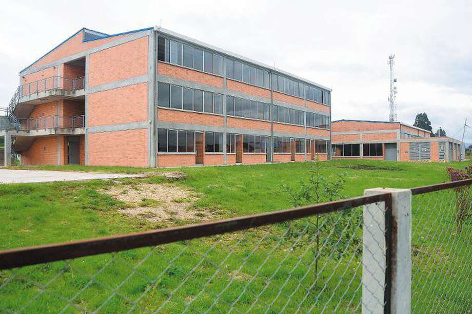 La nueva sede el colegio José María Obando debió ser entregada en 2019, con una inversión superior a las $800 millones. / Gustavo Torrijos