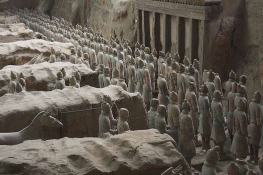 Cientos de soldados terracota se encuentran en el mausoleo del antiguo emperador chino Qin Shi Huang.