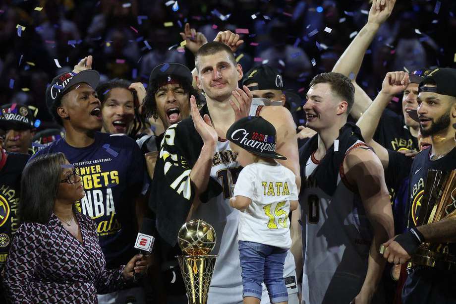 Así festejó Nikola Jokic su campeonato de la NBA y su premio al MVP de las finales.