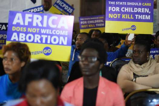 Los activistas antiabortistas y profamiliares sostienen pancartas durante una manifestación para protestar contra una agenda de aborto en la CIPD25 (Conferencia Internacional sobre Población y Desarrollo) que se celebra en Nairobi, el 14 de noviembre de 2019. / Afp