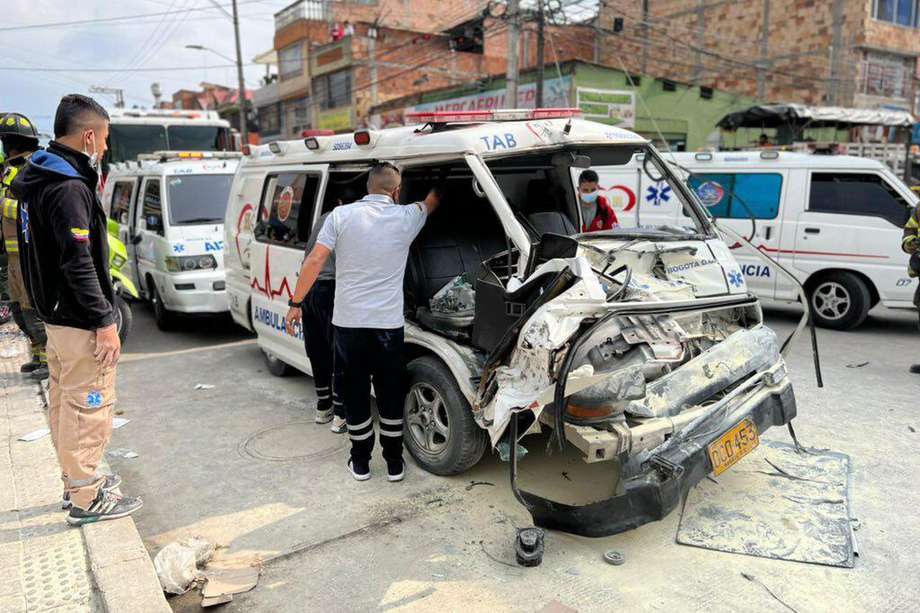 Dos heridos tras accidente entre ambulancia y camión de oxígeno en Bosa.
