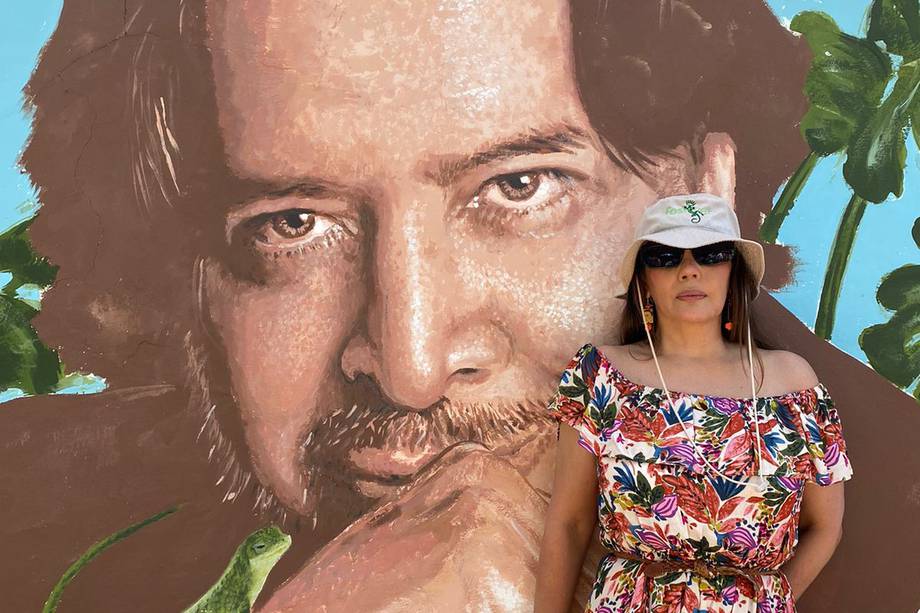 Nórida Rodríguez junto al mural homenaje a Toto Vega