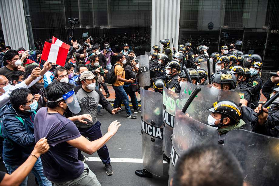Los partidarios del derrocado presidente peruano Martín Vizcarra, quien fue destituido en una votación de juicio político el lunes por la noche, se manifiestan contra el nuevo gobierno en Lima el 10 de noviembre de 2020.
