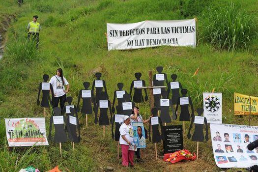 Familiares de desaparecidos piden justicia en el sector La Escombrera, en la capital de Antioquia. / Luis Benavides