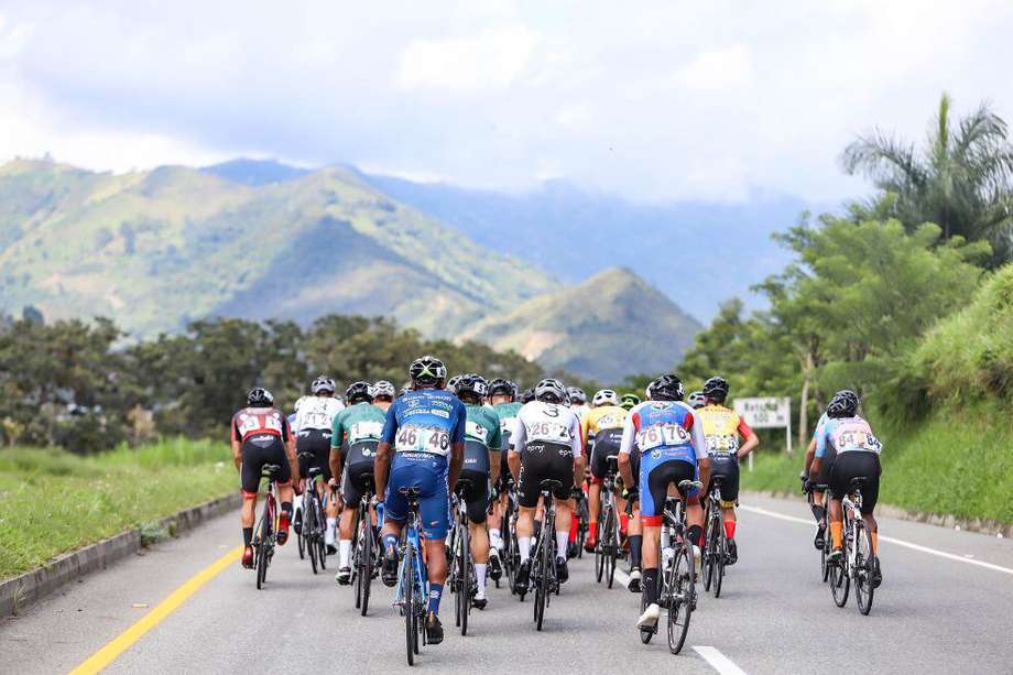 El grupo principal de la Vuelta a Antioquia 2023.