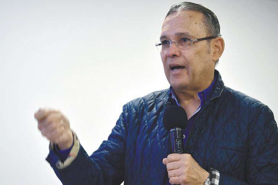 Efraín Cepeda (senador) durante inscripción de candidatura al Concejo de Carlos Rodríguez en el Partido Conservador.