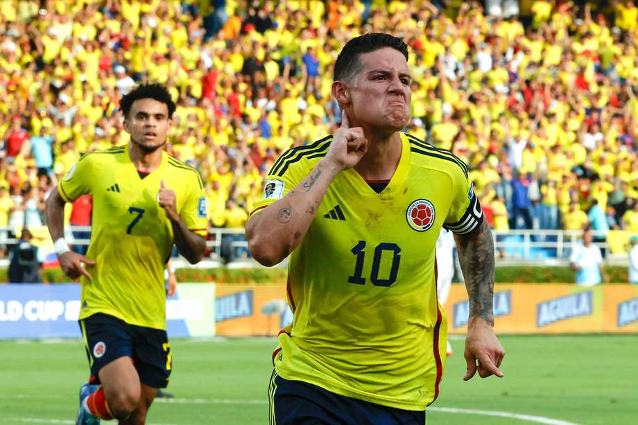 James Rodríguez de Colombia celebra su gol, en un partido de las Eliminatorias Sudamericanas para la Copa Mundial de Fútbol 2026 entre Colombia y Uruguay en el estadio Metropolitano en Barranquilla (Colombia). 
