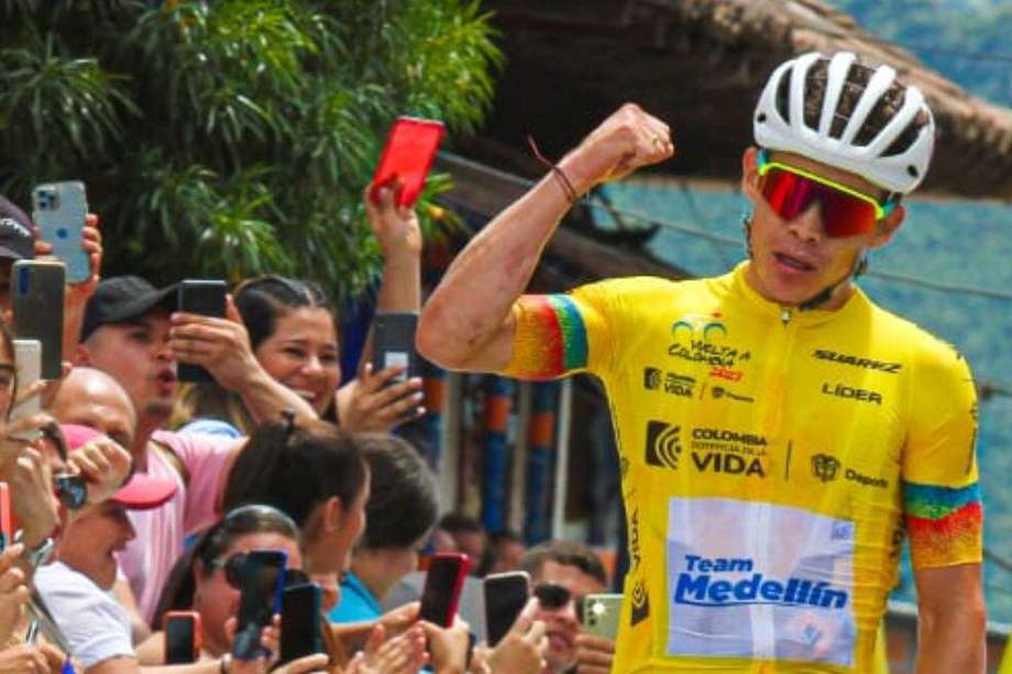 Miguel Ángel López celebra en la Vuelta a Colombia 2023.