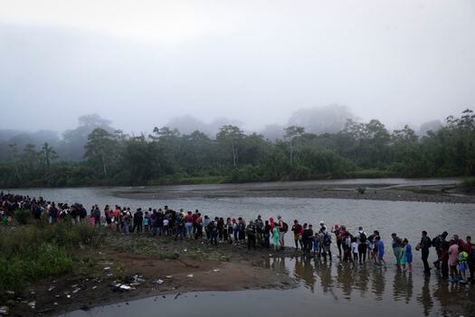 Thousands of migrants line up upon arrival at the town of Bajo Chiquito in Panama.
