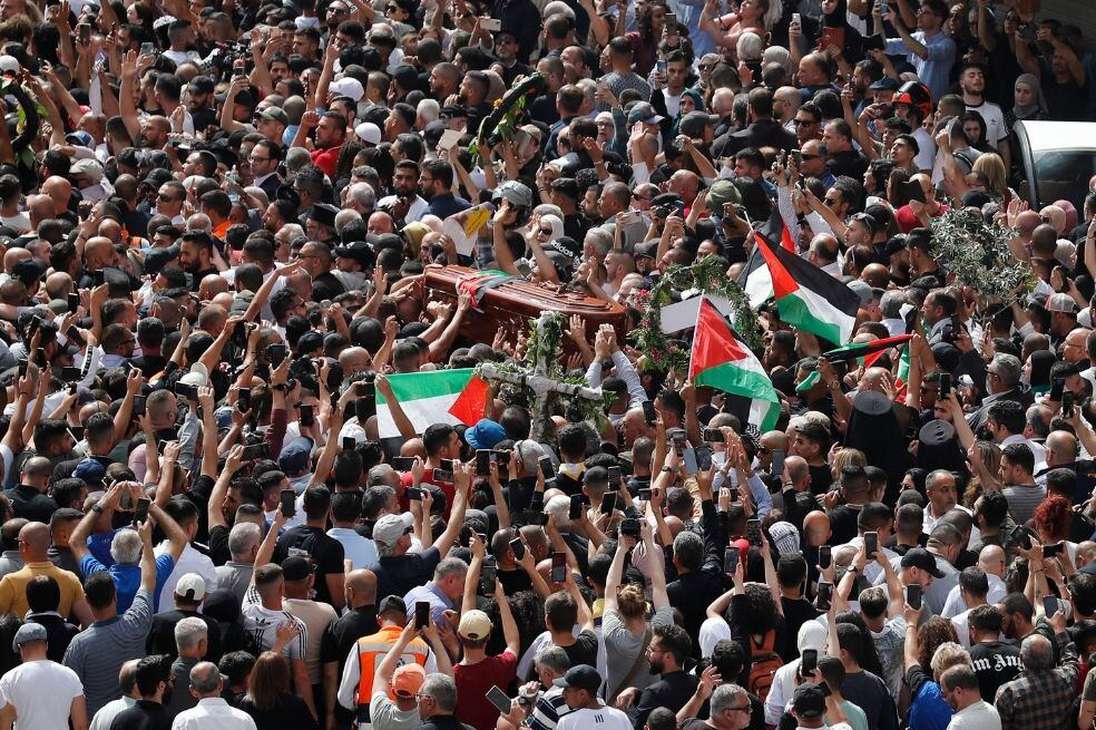 Miles de palestinos despidieron este viernes en Jerusalén a la periodista palestino-estadounidense Shireen Abu Akleh, abatida durante una operación militar israelí.
