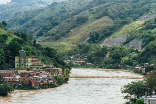 El río Cauca crecido a finales de abril en Puerto Valdivia, la comunidad más cercana a la Central Hidroeléctrica Ituango.  / UNAL