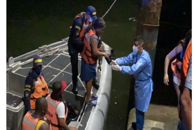 Armada rescata a 13 personas que naufragaron en Tumaco 