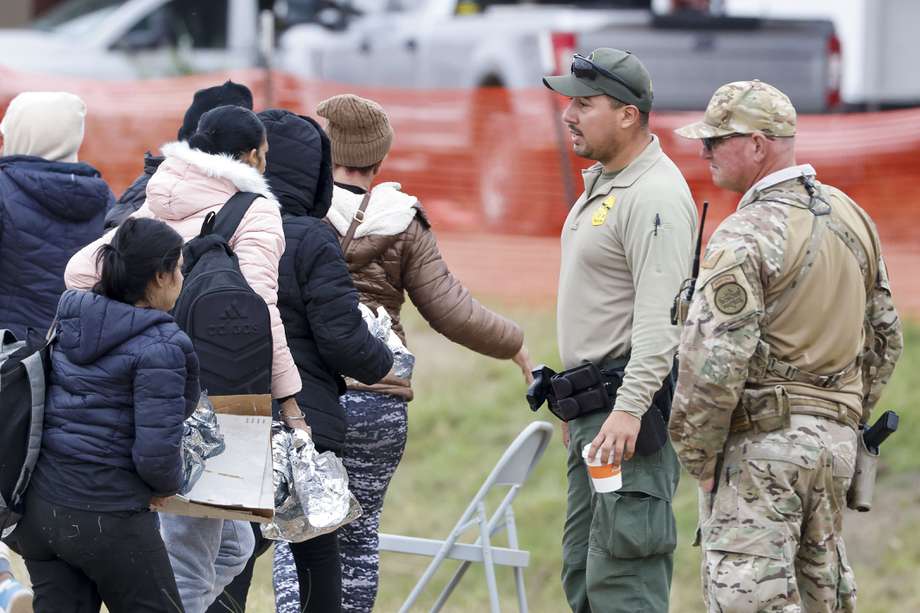Las autoridades de Texas vigilan el paso de migrantes en un punto de control en Eagle Pass, condado de Maverick.