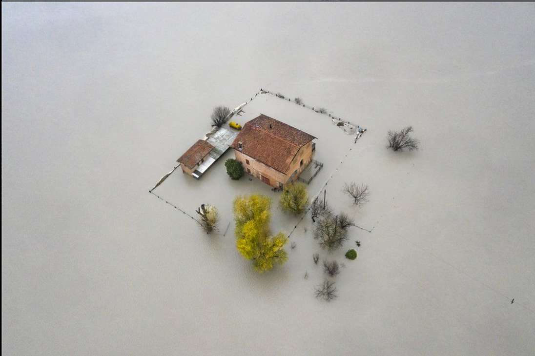 Ambientes del futuro: Michele Lapini tomó una imagen en el río Panaro, en Italia, en donde se observa una casa que está sumergida por la inundación del rí