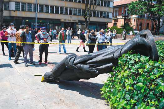 Estatua de Gonzalo Jiménez de Quesada derrumbada por indígenas del pueblo Misak en Bogotá. / Gustavo Torrijos