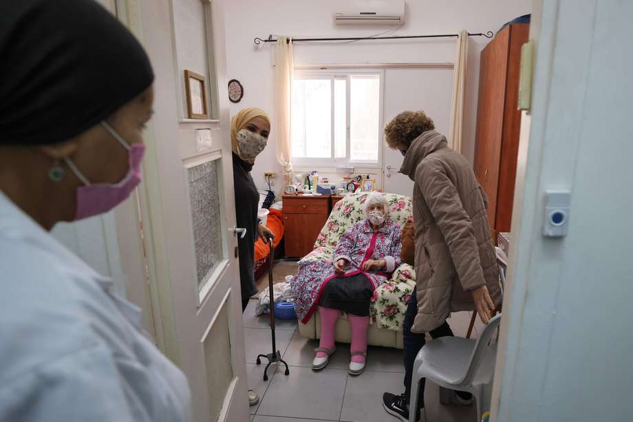 La superviviente del holocausto, Sara Zamir, 92, recibe asistencia médica en un hospital de Israel.