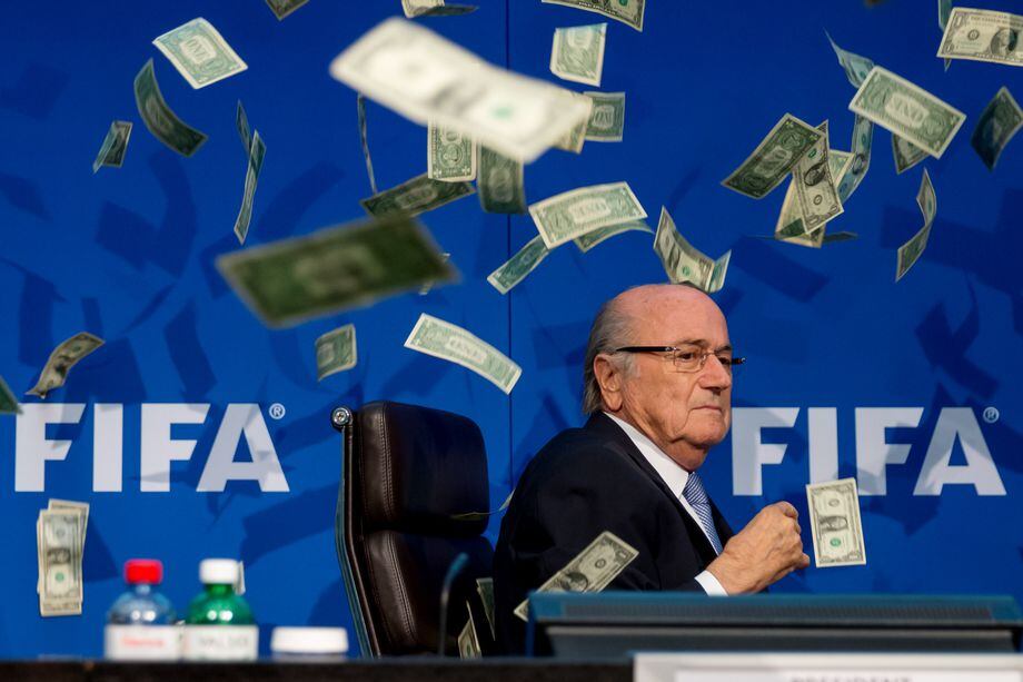 El fifagate estalló en 2015. Esta es una de las imágenes más recordadas del escándalo. El comediante Simon Brodkin lanzó billetes al entonces presidente de la FIFA, Joseph S. Blatter, durante una rueda de prensa.