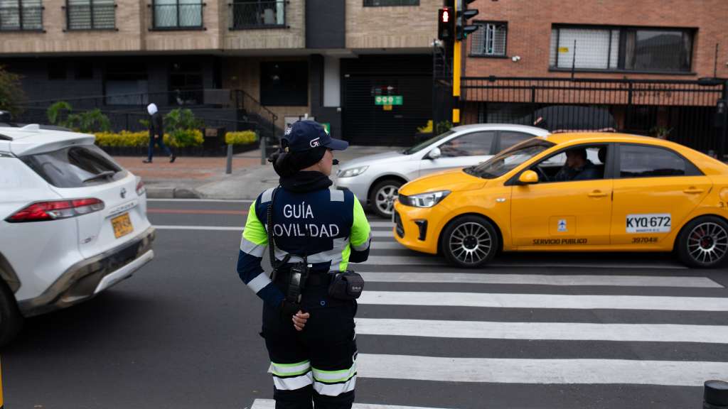 Guarda gestionando el tráfico en calle 63 con carrera 50.