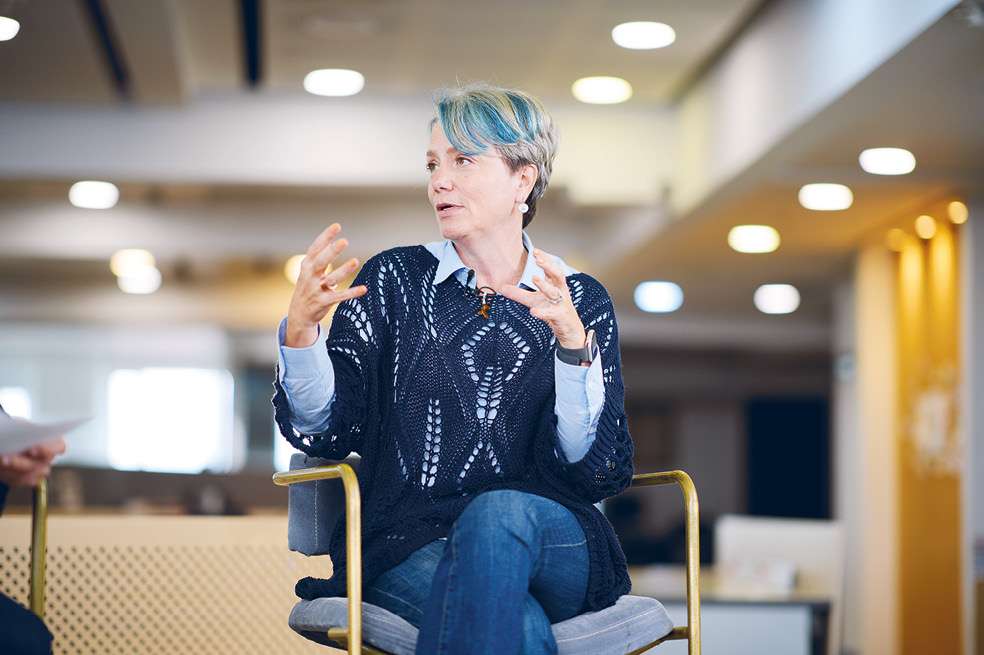 El llamado de Isabel Segovia es: “‘Volver a mi primaria’, como lo llamo yo, volver a las competencias básicas de aprendizaje. Hay que volver a la escritura a mano para recuperar el proceso cognitivo”.
