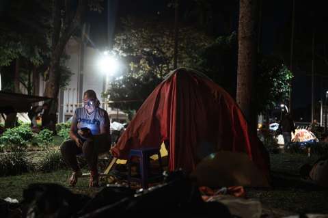 Sin hogar ni trabajo: mujeres sobreviven al colapso de pagadiarios en Pereira tras el sismo