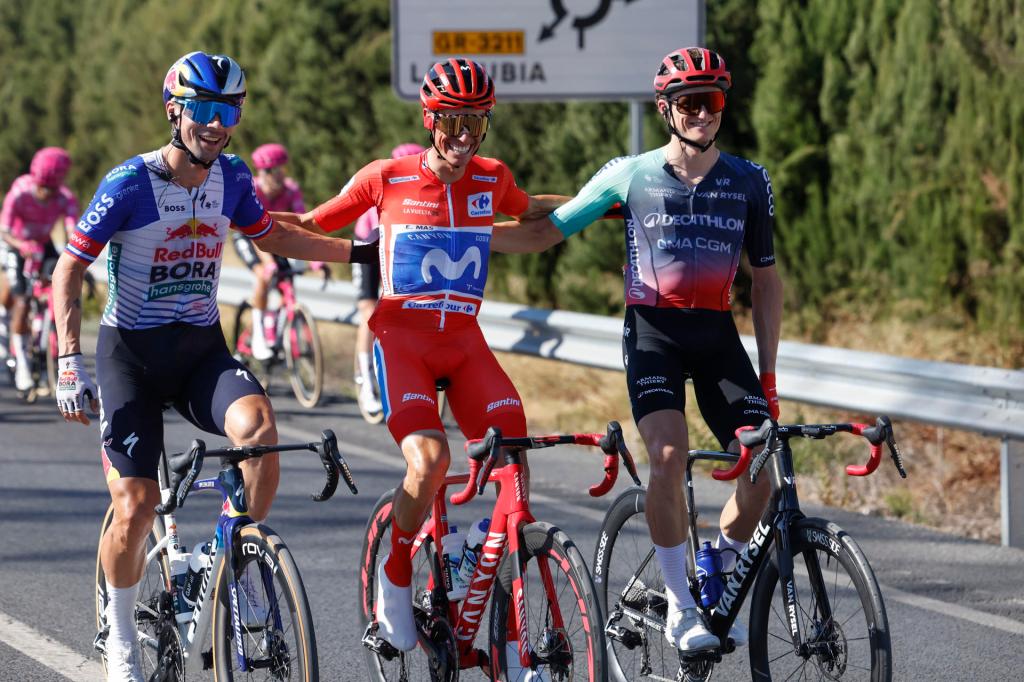 GRANADA, 13/09/2026.- El ciclista Enric Mas (c), del Movistar, junto al segundo y tercer clasificado, en la 21 y última etapa de la Vuelta ciclista España con salida y meta en Granada, este domingo. EFE/ Javier Lizón