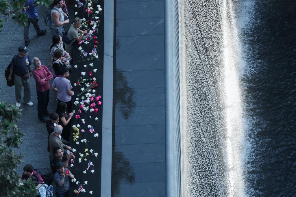 NEW YORK (United States), 12/09/2026.- People attend the 9/11 memorial on the 25th anniversary of the 9/11 terror attacks at the site of the World Trade Center in New York, New York, USA, 11 September 2026. Annual ceremonies to commemorate the events are held at the three main sites of the attacks: the World Trade Center site in New York, the Pentagon in Arlington, Virginia, and the Flight 93 National Memorial near Shanksville, Pennsylvania. These ceremonies are part of a broader culture of remembrance in the United States that has encompassed both official commemorations and spontaneous, community-led mourning for the victims. (Estados Unidos, Nueva York) EFE/EPA/OLGA FEDOROVA / POOL