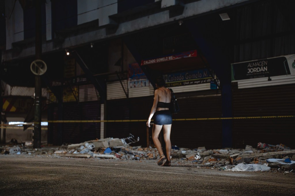 El Parque de la Libertad es una zona donde se ejerce el trabajo sexual. Luego del terremoto, las mujeres trabajadoras sexuales retornaron al parque, pero aseguran que no ha sido posible trabajar.