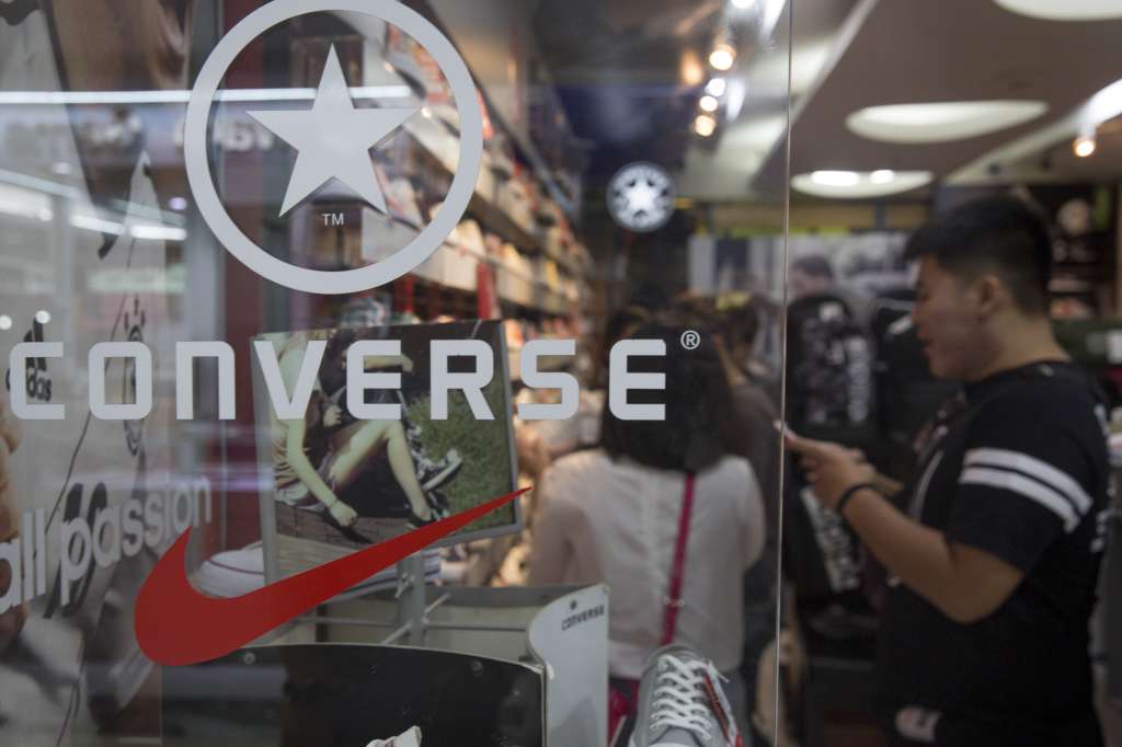 Los logotipos de Converse y Nike se exhiben en el escaparate de una tienda en Bangkok, Tailandia. / Imagen de referencia / Brent Lewin/Bloomberg