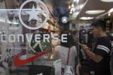 Converse se disculpa por anuncio de zapatos que generó comparaciones con el KKK
